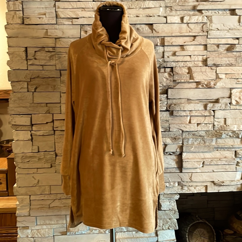 Lightweight velour tunic